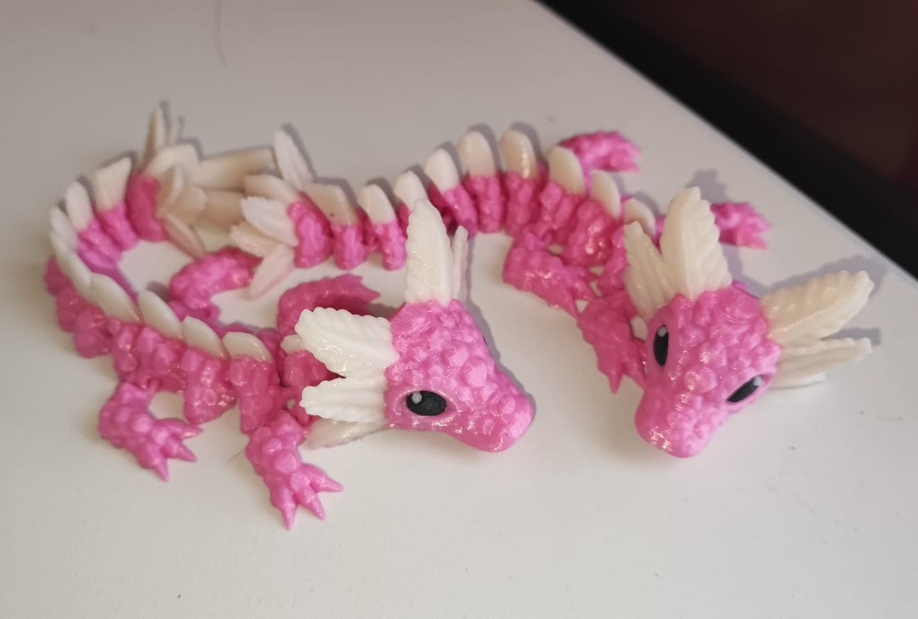 Art 0111 Flexi Axolotl | 3D-gedruckter beweglicher Axolotl | ca. 18 cm lang | PLA weiß/rosa Deko & Geschenk für Fantasy-Fans Art 0111