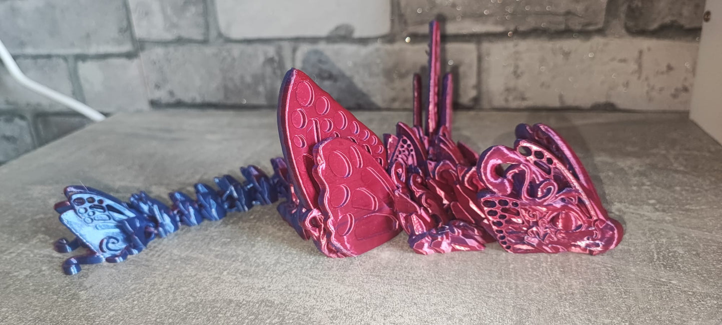 Art. 0214 Großer Schmetterlings Drache| 3D-gedruckter beweglicher Drache | 31 cm lang | PLA Silk blau rot schimmernd Deko & Geschenk für Fantasy-Fans