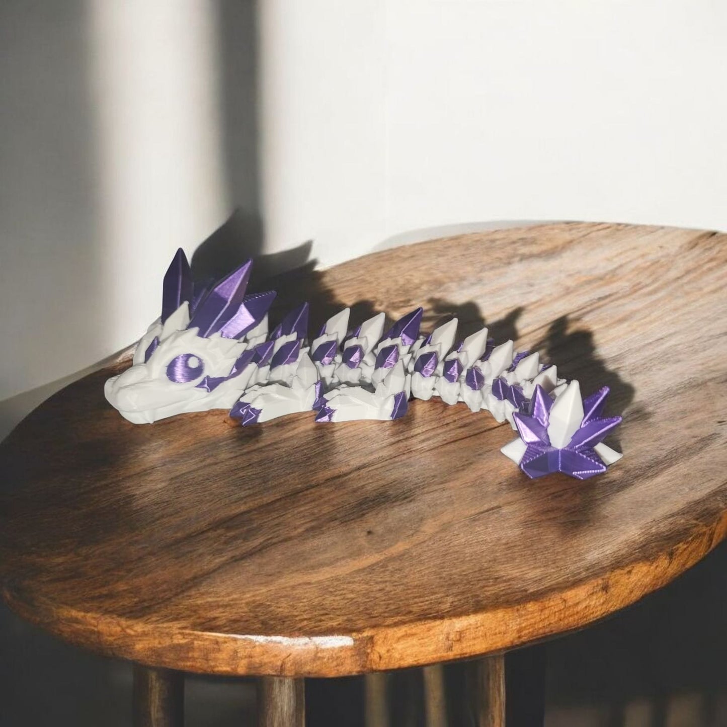 Art.023 Baby Flexi Kristalldrache | 3D-gedruckter beweglicher Drache | 18,0 cm lang | PLA Silk Lila weiß Deko & Geschenk für Fantasy-Fans Art.023