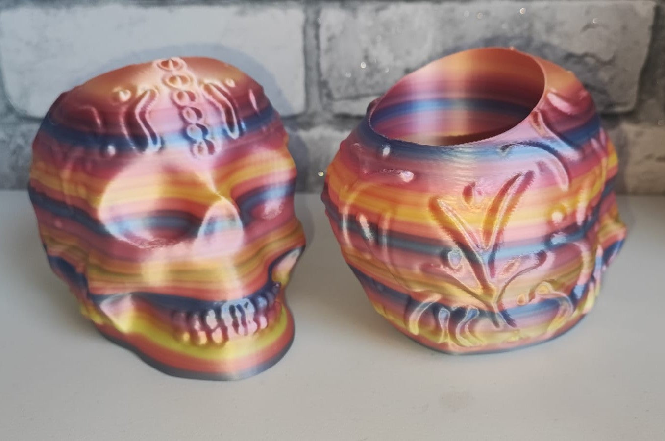Art 0109 Deko Totenkopf | 3D-gedruckter Stiftehalter/behälter | 10cm Höhe & 13,5cm Tiefe | PLA Regenbogen Deko Home Geschenk Art 0109