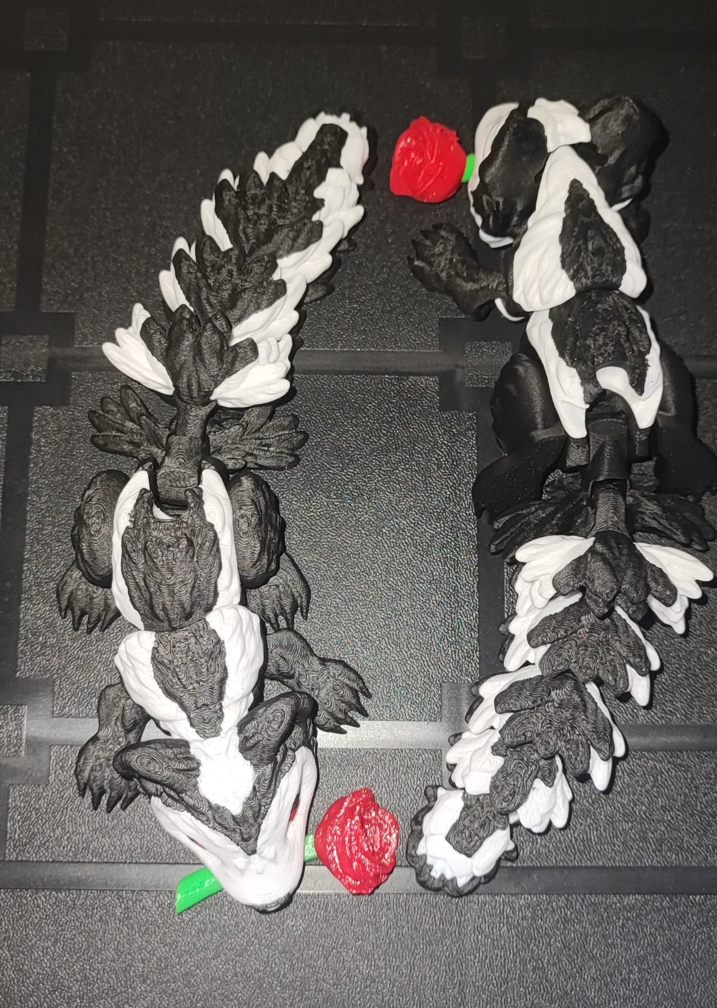 Art 093 Stinktier mit Rose Deko| 3D-gedruckt | 17cm lang | PLA schwarz/weiß/rot/grün Deko Home Geschenk Art 093