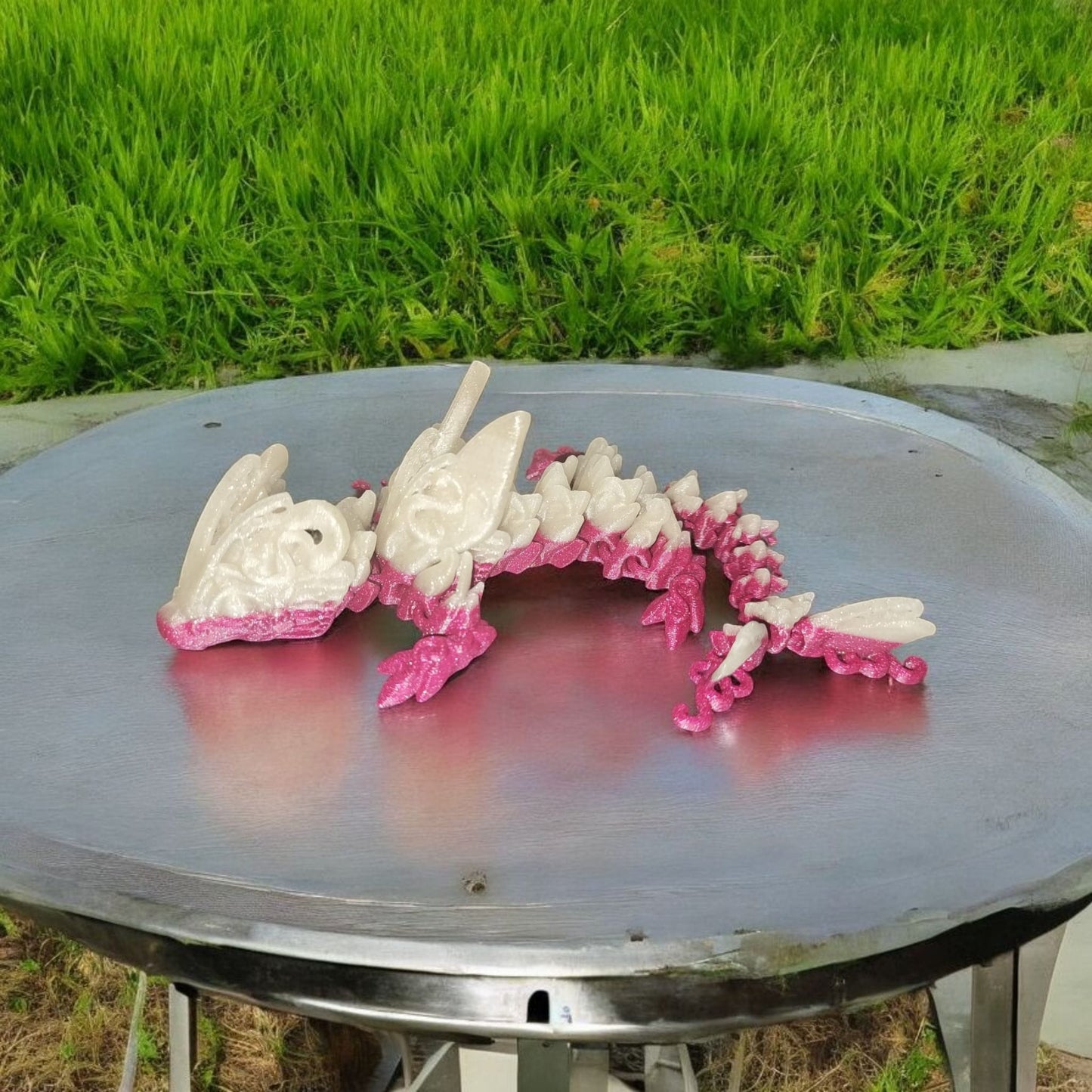 Art 056 Flexi Baby Buterfly-Drache | 3D-gedruckter beweglicher Drache | ca. 18,5 cm lang | PLA Magenta Weiß Glitzer Deko & Geschenk für Fantasy-Fans Art 056