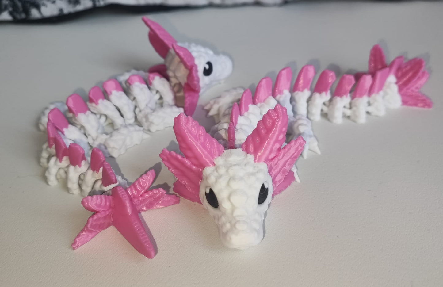 Art 0108 Flexi Axolotl | 3D-gedruckter beweglicher Axolotl | ca. 18 cm lang | PLA weiß/rosa Deko & Geschenk für Fantasy-Fans Art 0108