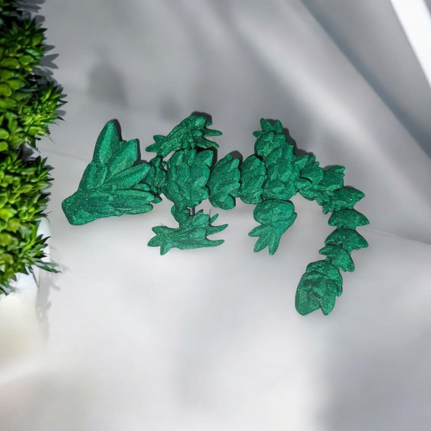 Art 058 Flexi Edelstein- Drache | 3D-gedruckter beweglicher Drache | ca. 25 cm lang | PLA Opal Grün Deko & Geschenk für Fantasy-Fans Art 058
