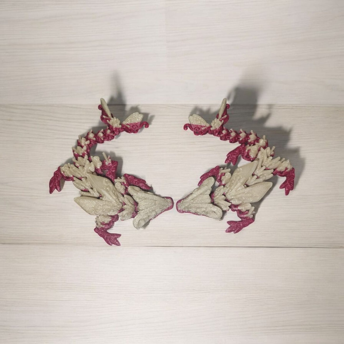 Art 056 Flexi Baby Buterfly-Drache | 3D-gedruckter beweglicher Drache | ca. 18,5 cm lang | PLA Magenta Weiß Glitzer Deko & Geschenk für Fantasy-Fans Art 056