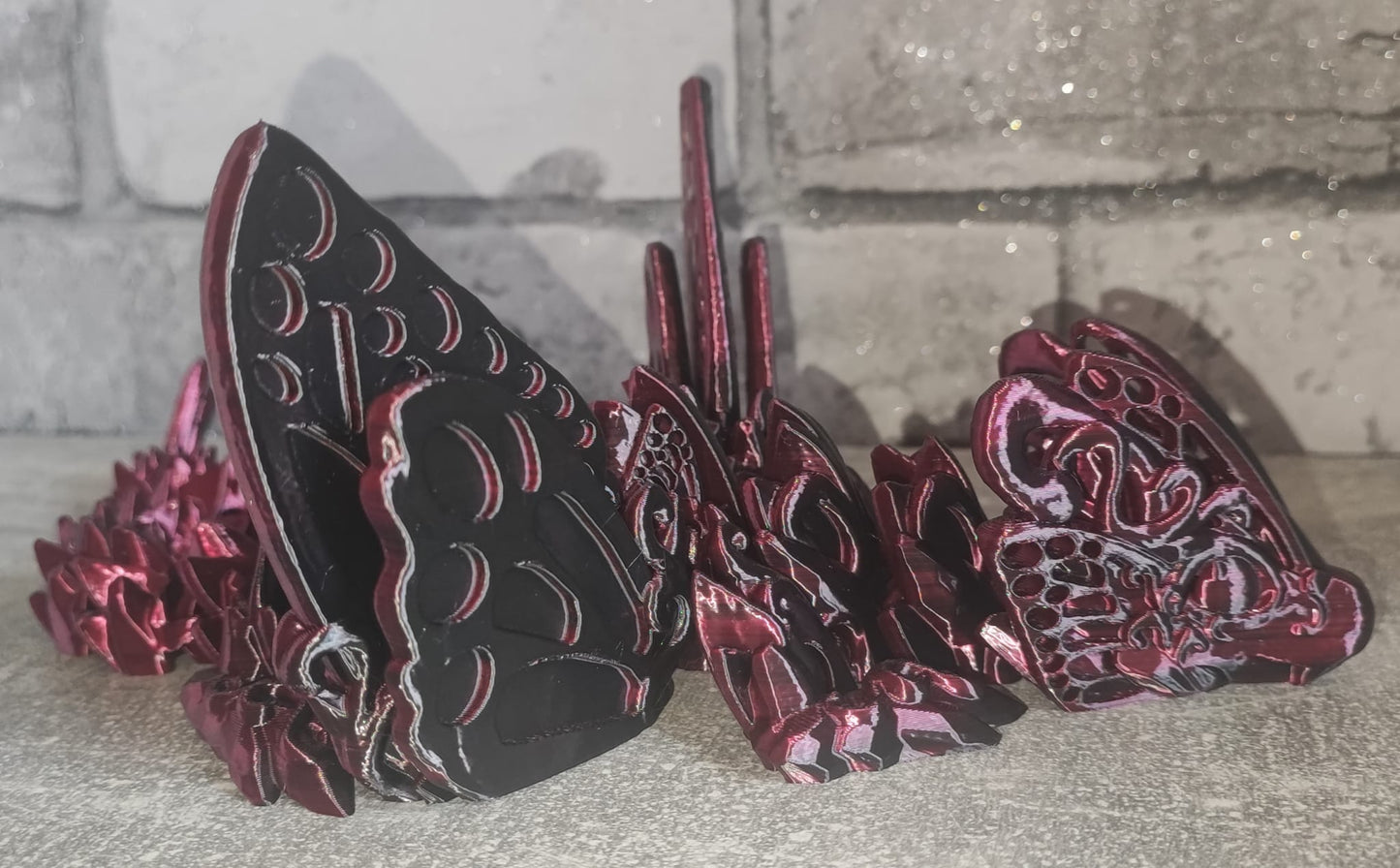 Art. 0201 Großer Schmetterlings Drache| 3D-gedruckter beweglicher Drache | 31 cm lang | PLA Silk rose red schwarz schimmernd Deko & Geschenk für Fantasy-Fans