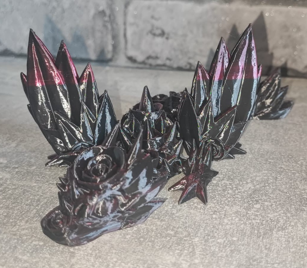 Art 0207 Flexi Rosendrache| 3D-gedruckter beweglicher Drache | ca. 22 cm lang Flügelspannweite 20cm | PLA Rose Red Schwarz Deko & Geschenk für Fantasy-Fans