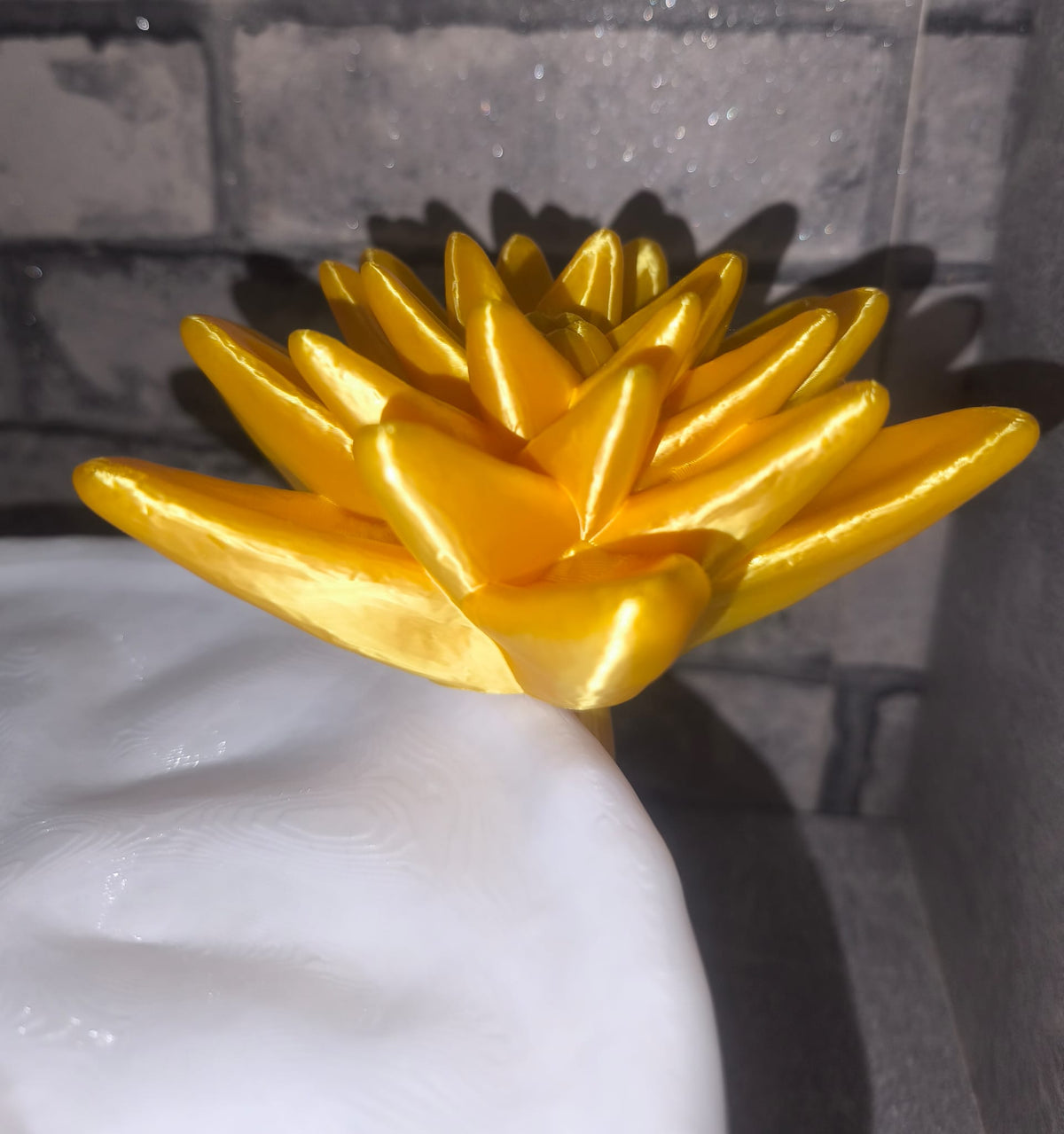 XL Seerosenblatt getragen von Kristallen mit Seerose| 3D-gedruckt| ca. 22*30 cm | PLA Silk gold Art Nr 0405