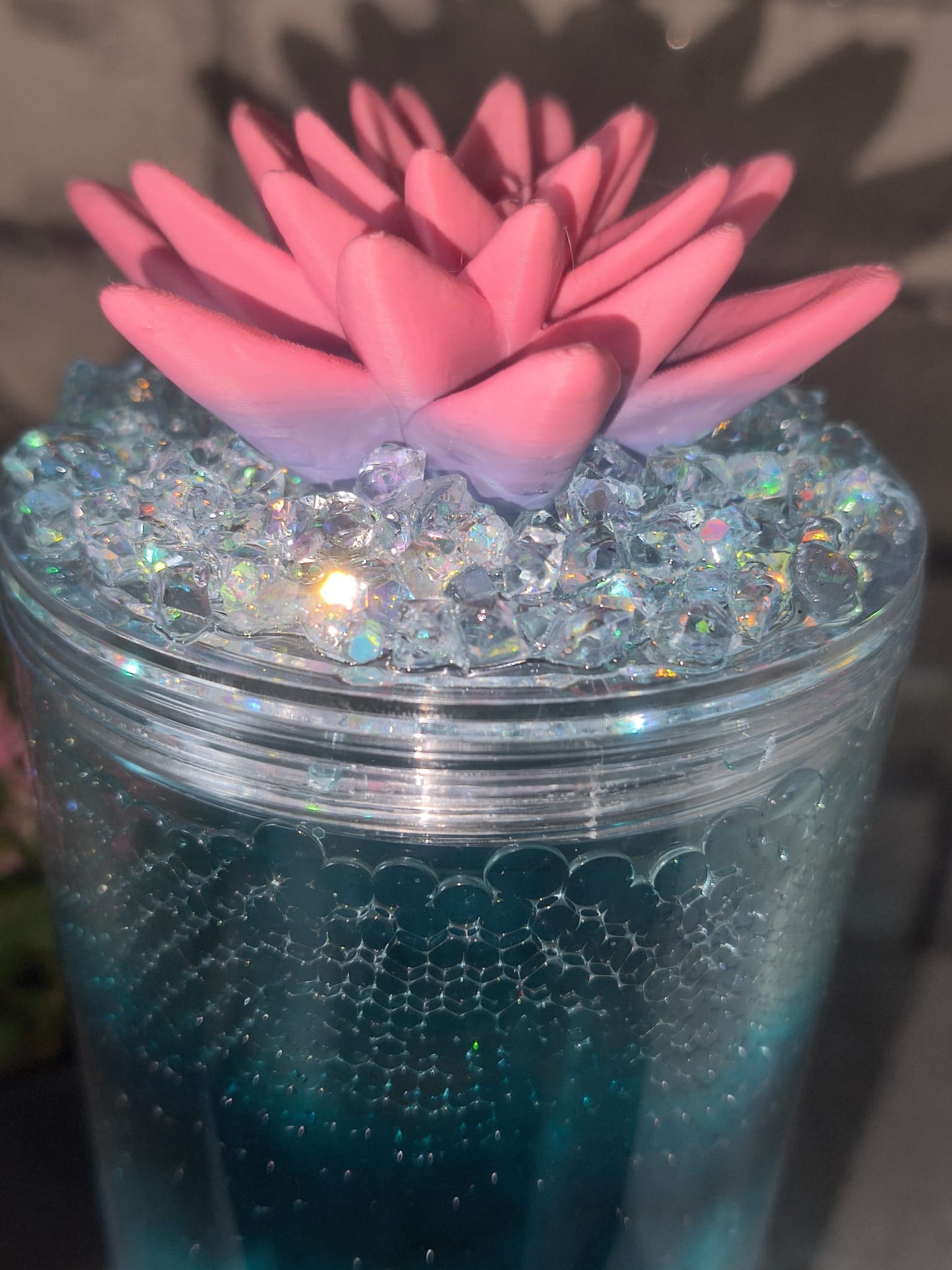 Großer Becher mit Wasserperlen blau inkl Strohhalm Kunststoff - mit 3D gedruckter Seerose
