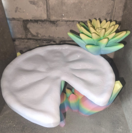 XL Seerosenblatt getragen von Kristallen mit Seerose| 3D-gedruckt| ca. 22*30 cm | PLA matt Farbverlauf Art Nr 0406