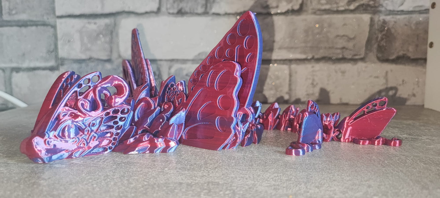 Art. 0214 Großer Schmetterlings Drache| 3D-gedruckter beweglicher Drache | 31 cm lang | PLA Silk blau rot schimmernd Deko & Geschenk für Fantasy-Fans