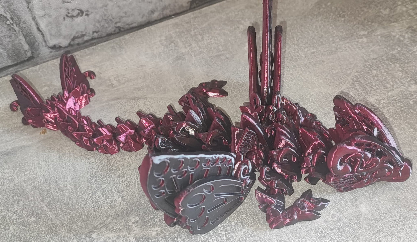 Art. 0201 Großer Schmetterlings Drache| 3D-gedruckter beweglicher Drache | 31 cm lang | PLA Silk rose red schwarz schimmernd Deko & Geschenk für Fantasy-Fans