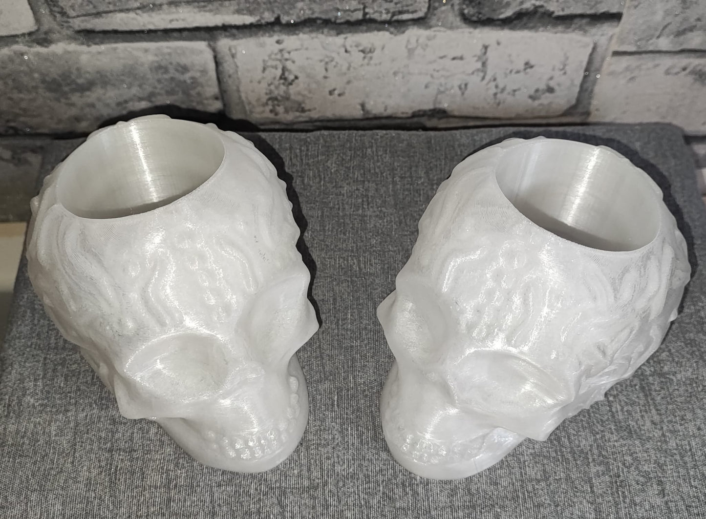 Art 0126 Deko Totenkopf | 3D-gedruckter Stiftehalter/behälter | 10cm Höhe & 13,5cm Tiefe | PLA Nachtsleuchtend Regenbogen Deko Home Geschenk Art 0126