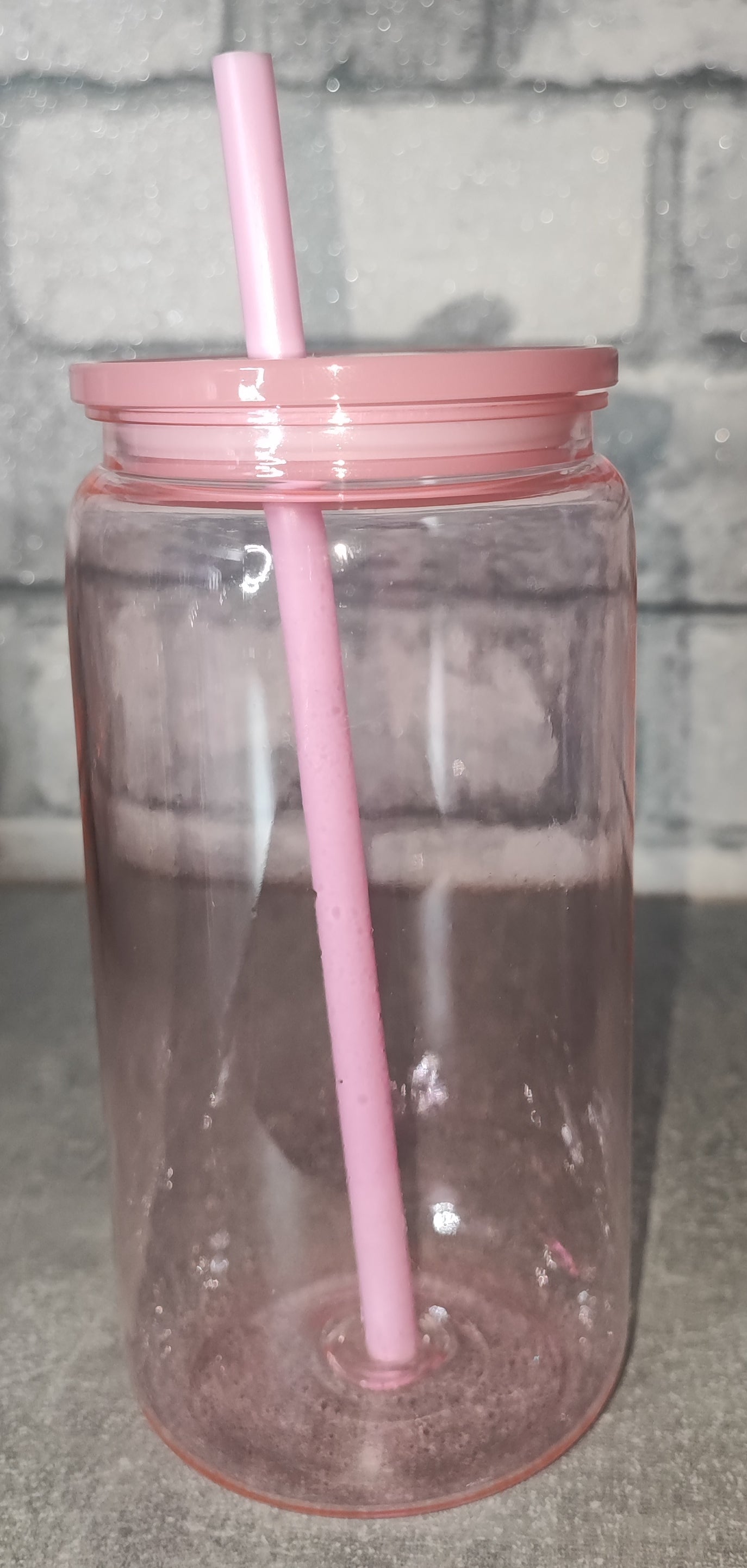 Farbiger Kunststoff Becher mit Strohhalm und UV Dtf Aufkleber - farbiger Deckel