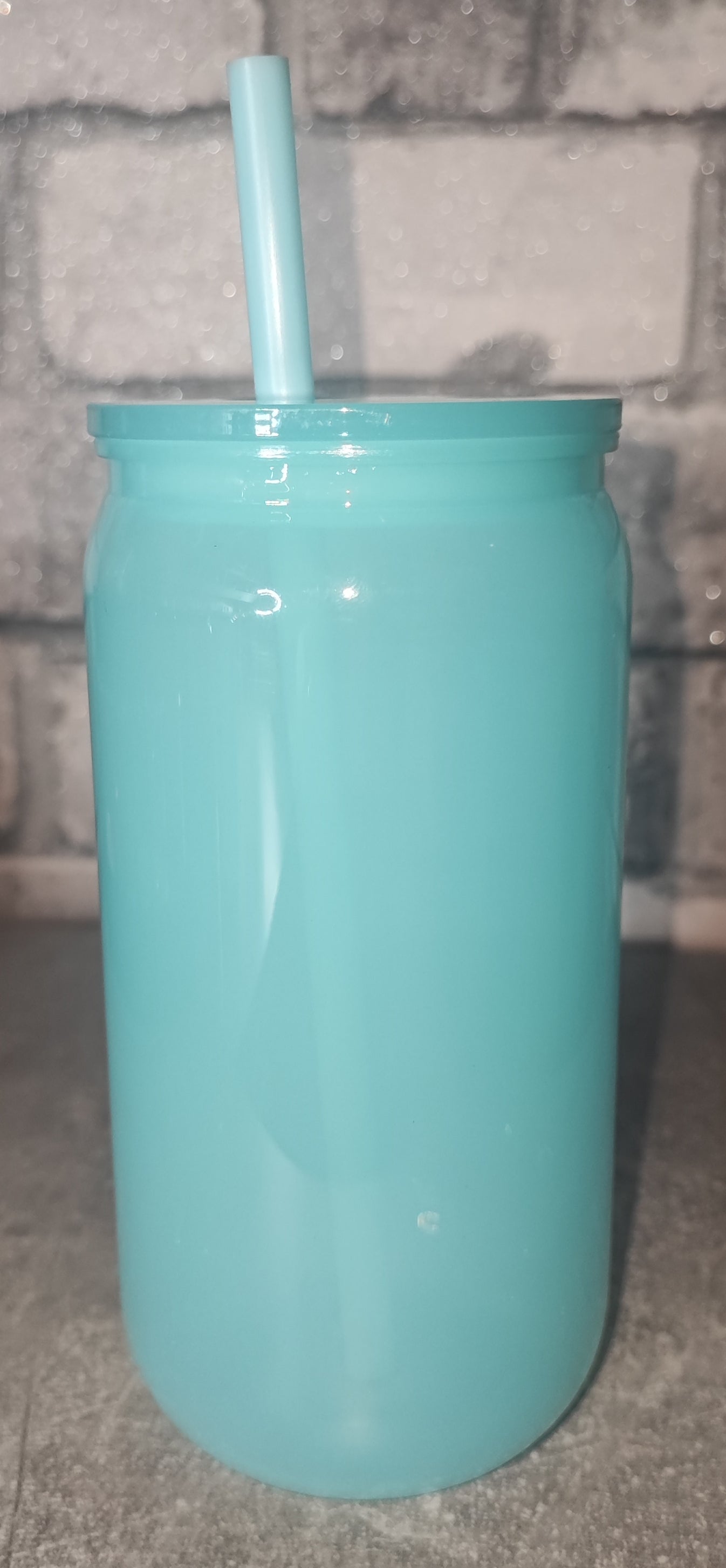 Farbiger Kunststoff Becher mit Strohhalm und UV Dtf Aufkleber - farbiger Deckel