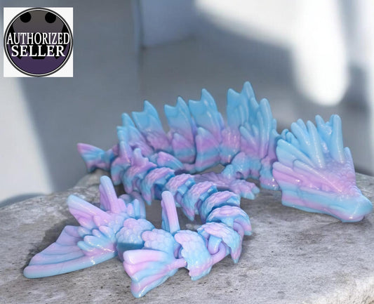 Flexi Koi Drache | 3D-gedruckt| ca. 60cm lang | PETG Farbverlauf Flieder Hellblau Deko & Geschenk für Fantasy-Fans Art 0389