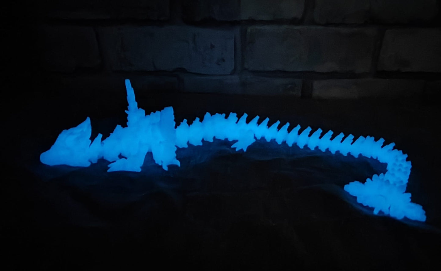 Art 0157 Flexi Mondflügel Drache | 3D-gedruckter beweglicher Drache | ca. 42 cm lang | PLA Nachtsleuchtend blau Deko & Geschenk für Fantasy-Fans Art 0157