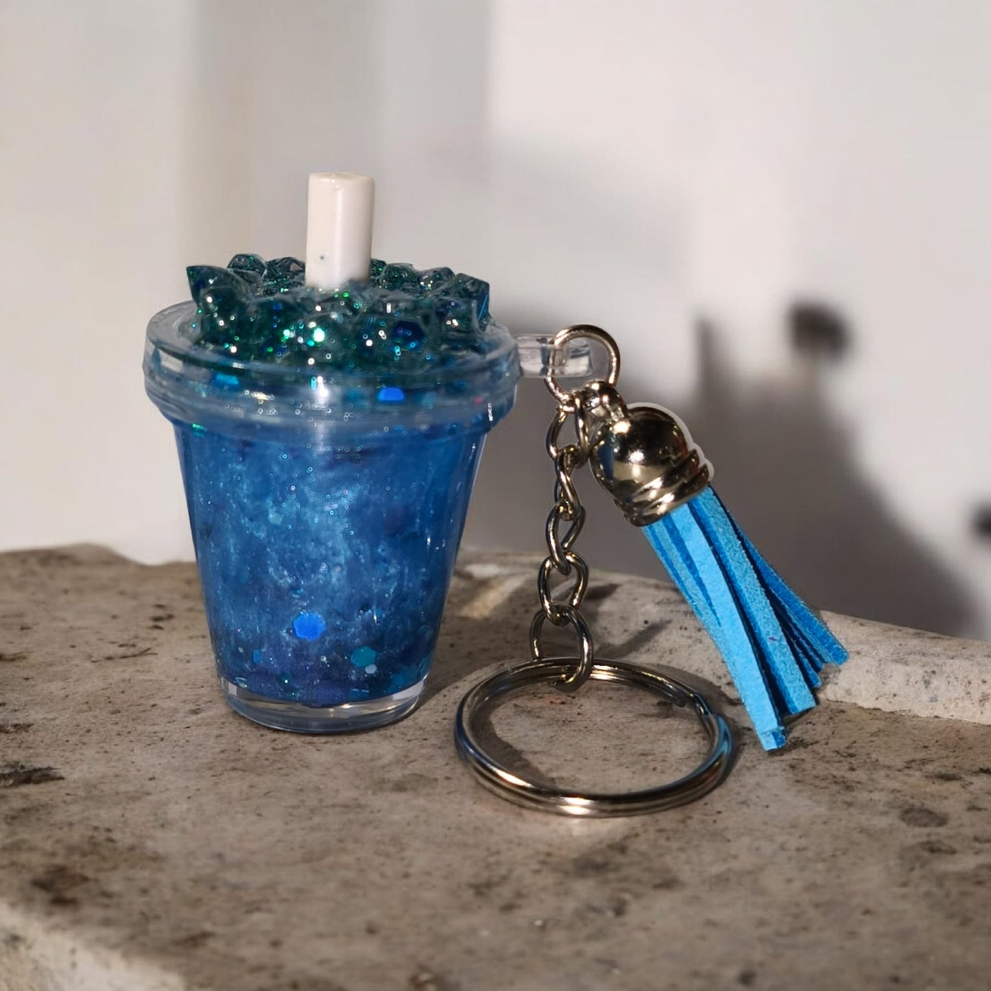 Mini Schlüsselanhänger im Snowglobe Design - Unikat - mit Quaste und Schlüsselring - Art Nr S012