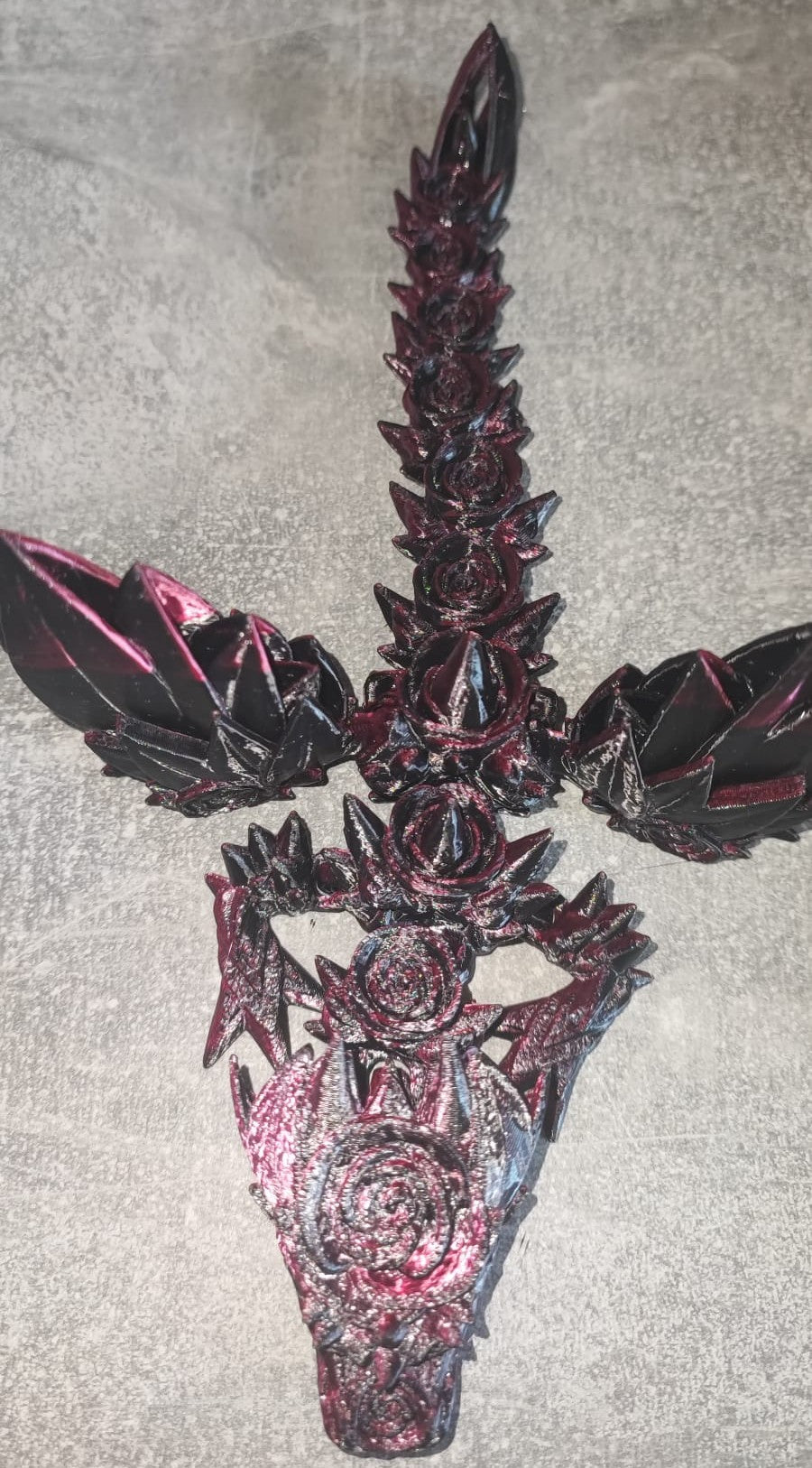 Art 0207 Flexi Rosendrache| 3D-gedruckter beweglicher Drache | ca. 22 cm lang Flügelspannweite 20cm | PLA Rose Red Schwarz Deko & Geschenk für Fantasy-Fans