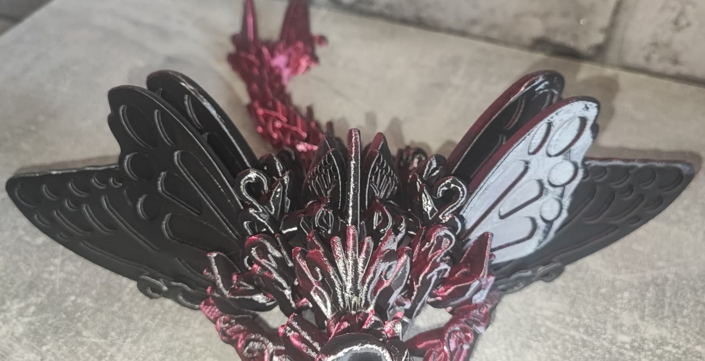 Art. 0201 Großer Schmetterlings Drache| 3D-gedruckter beweglicher Drache | 31 cm lang | PLA Silk rose red schwarz schimmernd Deko & Geschenk für Fantasy-Fans