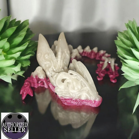 Art 056 Flexi Baby Buterfly-Drache | 3D-gedruckter beweglicher Drache | ca. 18,5 cm lang | PLA Magenta Weiß Glitzer  Deko & Geschenk für Fantasy-Fans Art 056