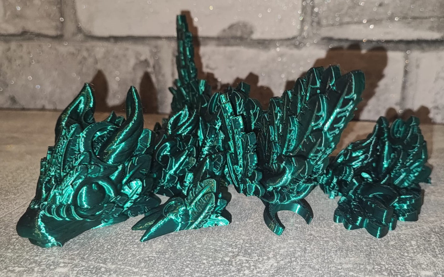 Art 0182 Flexi Mondflügel Drache | 3D-gedruckter beweglicher Drache | ca. 22,5 cm lang | PLA schwarz dunkelgrün schimmernd Deko & Geschenk für Fantasy-Fans Art 0182