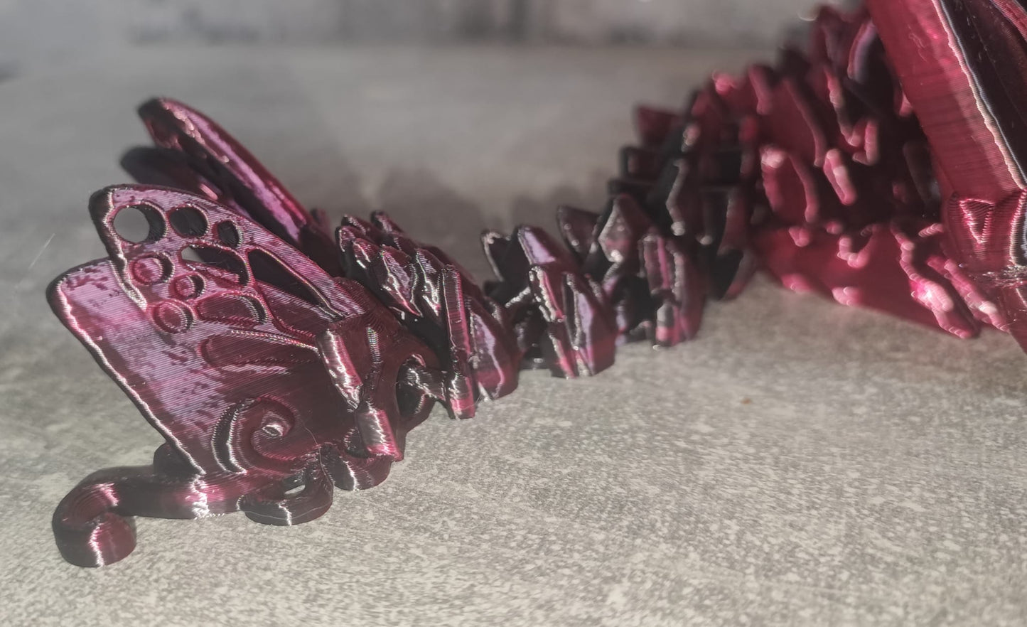 Art. 0201 Großer Schmetterlings Drache| 3D-gedruckter beweglicher Drache | 31 cm lang | PLA Silk rose red schwarz schimmernd Deko & Geschenk für Fantasy-Fans