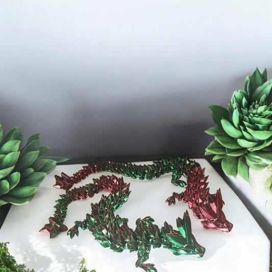 Art.030 Flexi Kristalldrache| 3D-gedruckter beweglicher Drache | 24,0 cm lang | PLA Silk grün/rot Deko & Geschenk für Fantasy-Fans Art.030