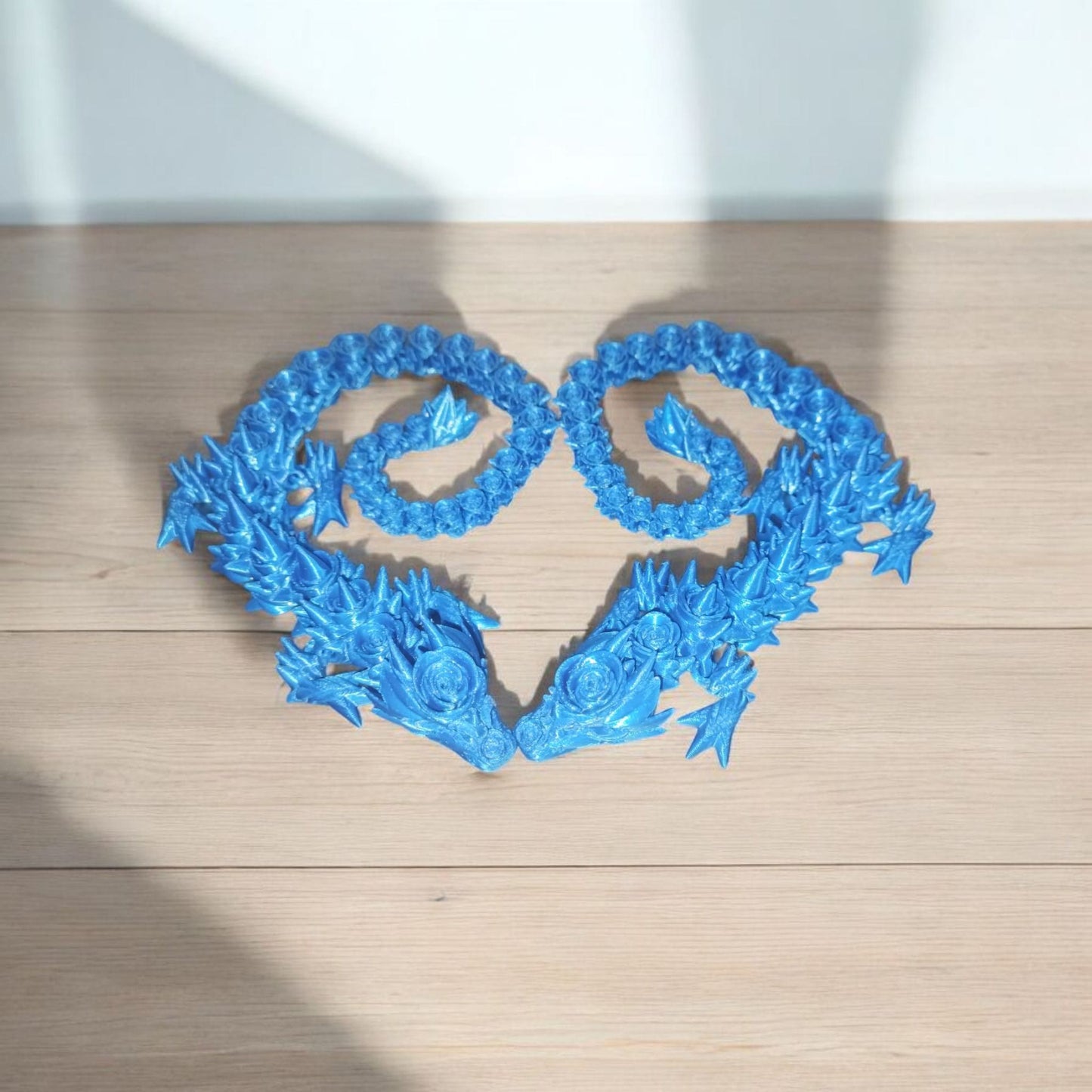 Artikel 008 Flexi Rosendrache lang 3D-gedruckter beweglicher Drache | 39,0 cm lang | PLA Silk blau Deko & Geschenk für Fantasy