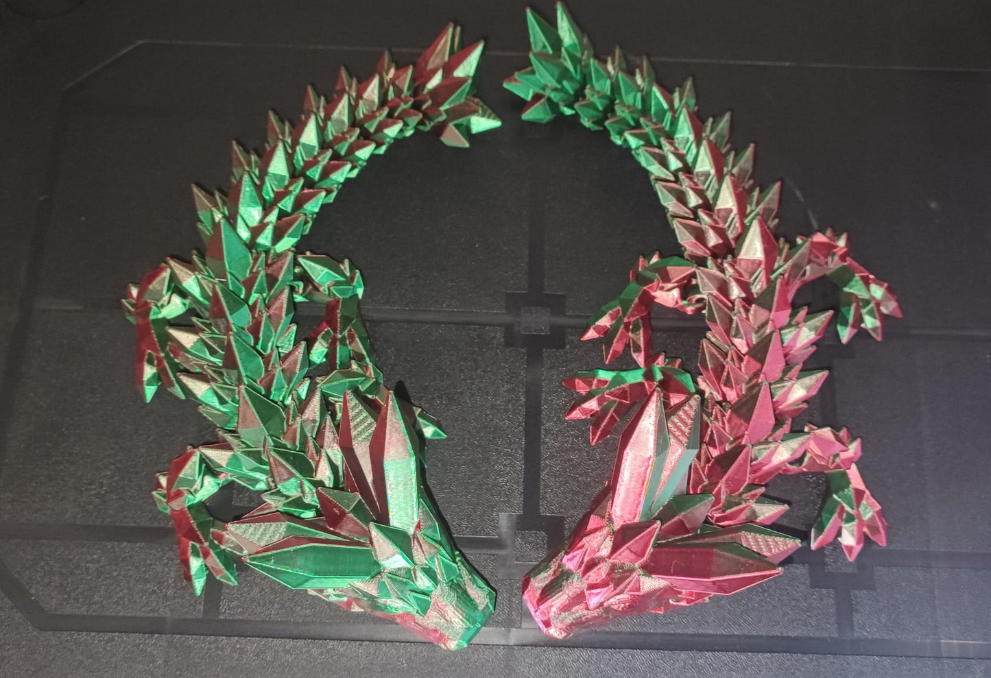 Art.092 Baby Kristall Drache| 3D-gedruckter beweglicher Drache | 26,0 cm lang | PLA Silk grün/rot Deko & Geschenk für Fantasy-Fans Art.092