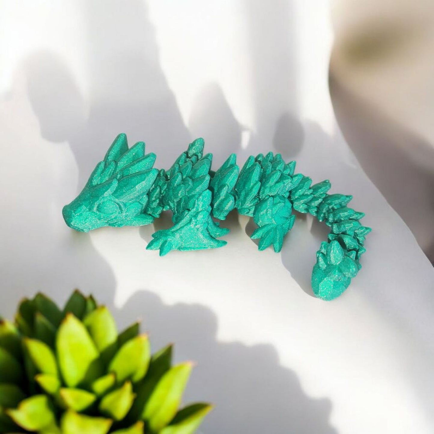 Art 058 Flexi Edelstein- Drache | 3D-gedruckter beweglicher Drache | ca. 25 cm lang | PLA Opal Grün Deko & Geschenk für Fantasy-Fans Art 058