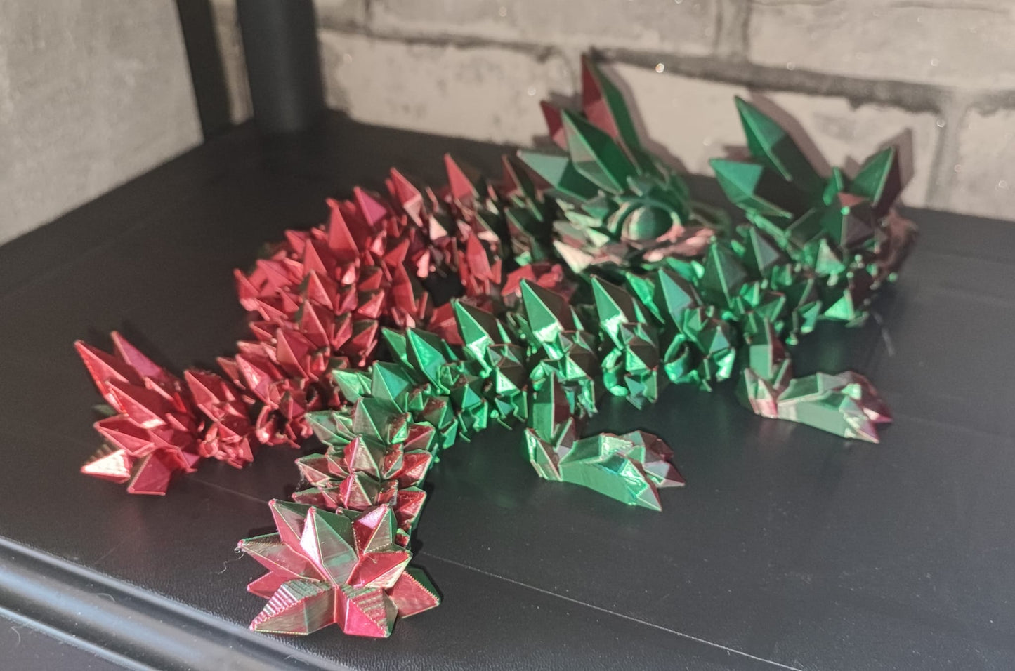 Art.092 Baby Kristall Drache| 3D-gedruckter beweglicher Drache | 26,0 cm lang | PLA Silk grün/rot Deko & Geschenk für Fantasy-Fans Art.092
