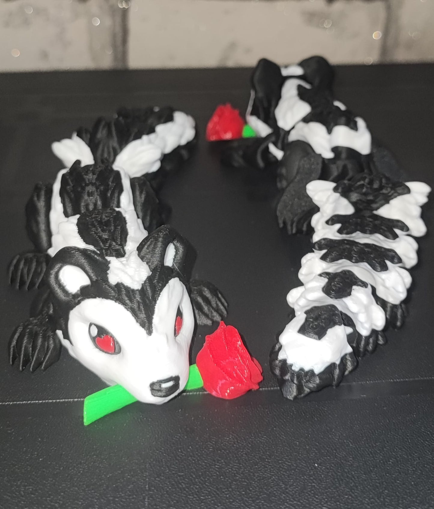 Art 093 Stinktier mit Rose Deko| 3D-gedruckt | 17cm lang | PLA schwarz/weiß/rot/grün Deko Home Geschenk Art 093