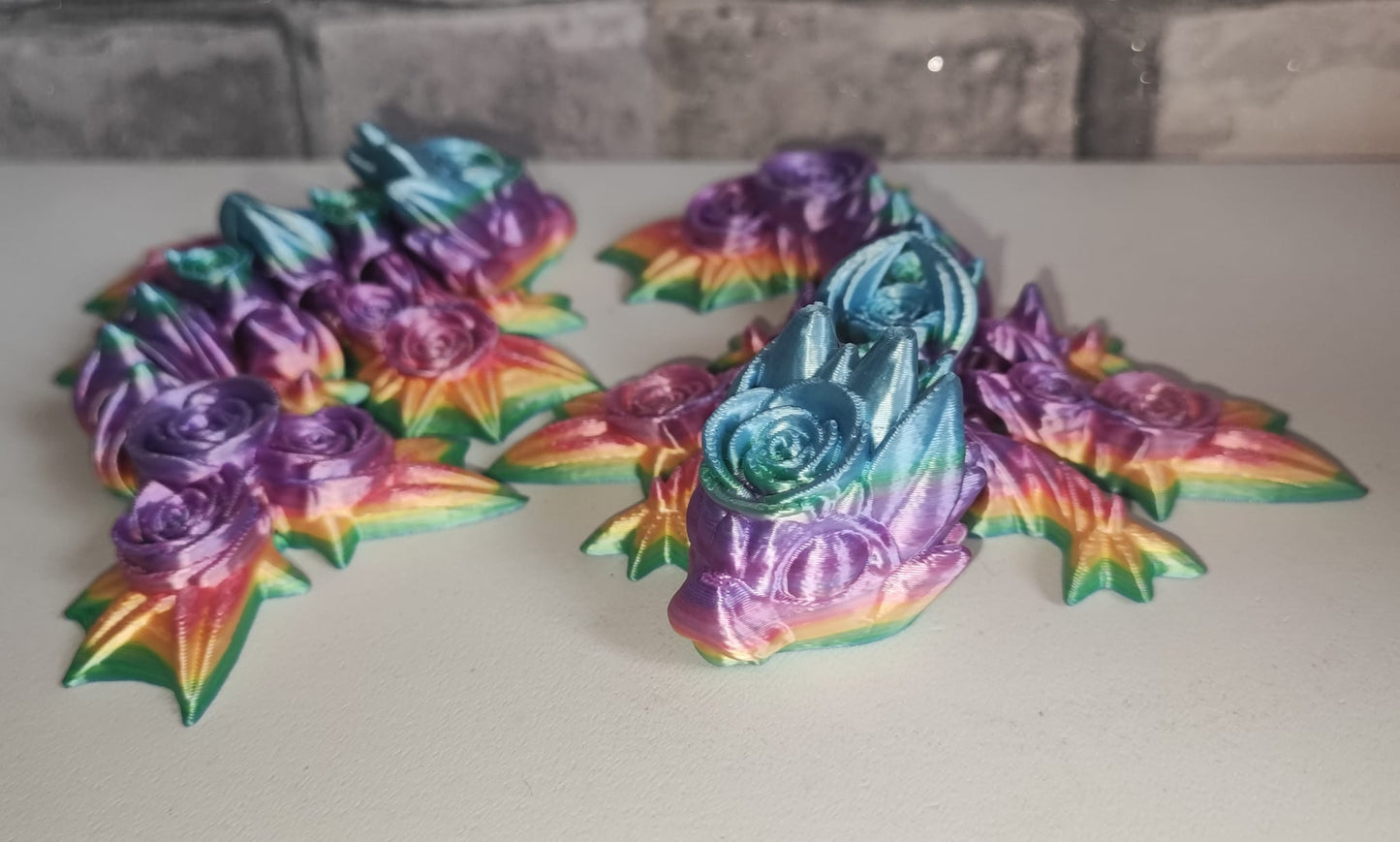 Art 098 Flexi Rosendrache| 3D-gedruckter beweglicher Drache | ca. 15,0 cm lang | PLA Farbverlauf Deko & Geschenk für Fantasy-Fans Art.098