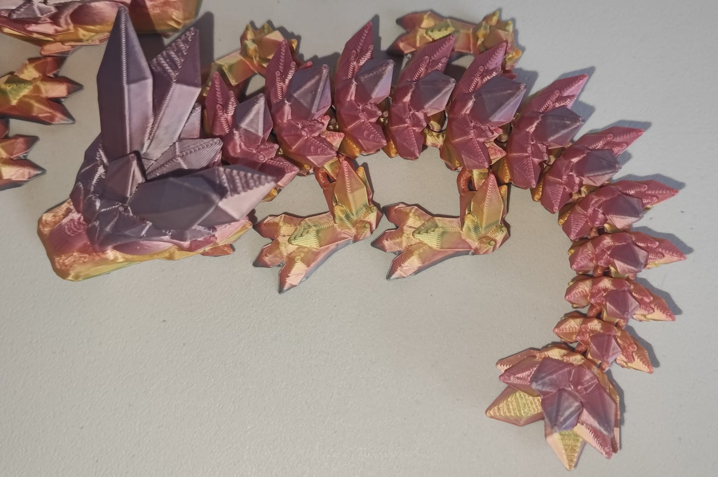 Art.0107 Baby Kristall Drache| 3D-gedruckter beweglicher Drache | 18,5 cm lang | PLA Farbverlauf Deko & Geschenk für Fantasy-Fans Art.0107