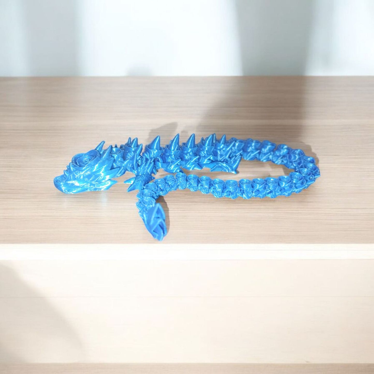Artikel 008 Flexi Rosendrache lang 3D-gedruckter beweglicher Drache | 39,0 cm lang | PLA Silk blau Deko & Geschenk für Fantasy