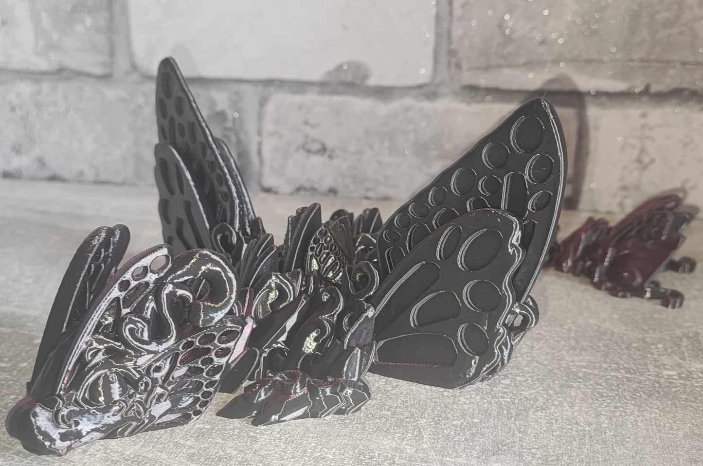 Art. 0201 Großer Schmetterlings Drache| 3D-gedruckter beweglicher Drache | 31 cm lang | PLA Silk rose red schwarz schimmernd Deko & Geschenk für Fantasy-Fans