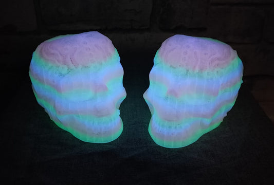 Art 0126 Deko Totenkopf | 3D-gedruckter Stiftehalter/behälter | 10cm Höhe & 13,5cm Tiefe | PLA Nachtsleuchtend Regenbogen Deko Home Geschenk Art 0126