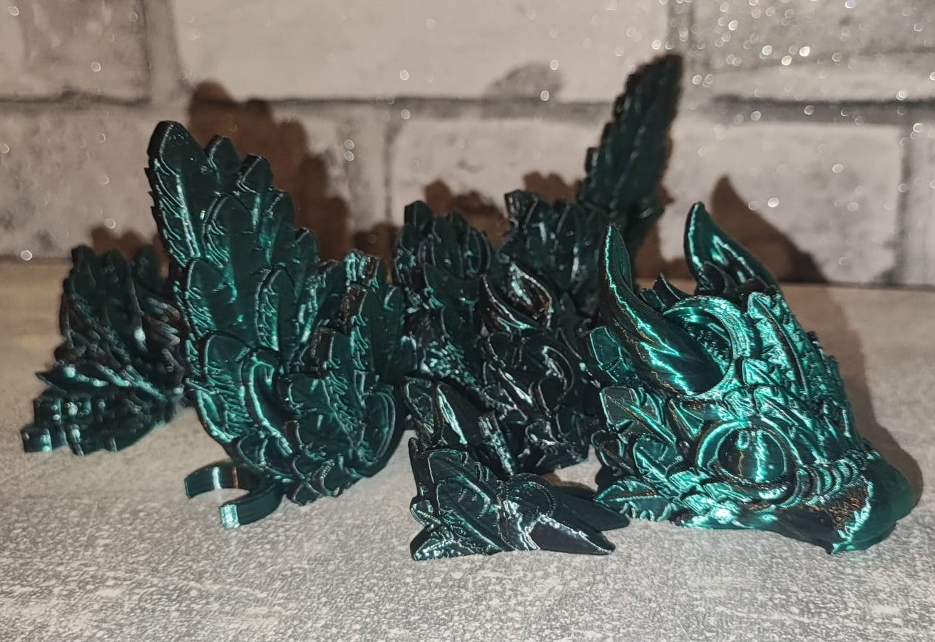 Art 0182 Flexi Mondflügel Drache | 3D-gedruckter beweglicher Drache | ca. 22,5 cm lang | PLA schwarz dunkelgrün schimmernd Deko & Geschenk für Fantasy-Fans Art 0182