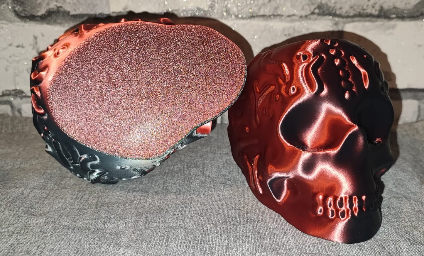 Art 0144 Deko Totenkopf | 3D-gedruckter Stiftehalter/behälter | 10cm Höhe & 13,5cm Tiefe | PLA Seiden schwarz rot Deko Home Geschenk Art 0144
