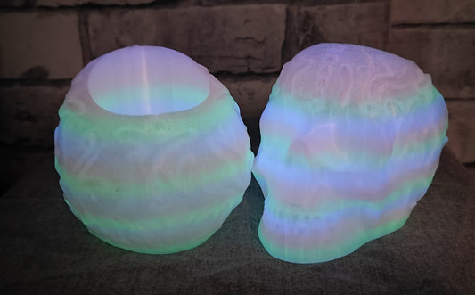 Art 0126 Deko Totenkopf | 3D-gedruckter Stiftehalter/behälter | 10cm Höhe & 13,5cm Tiefe | PLA Nachtsleuchtend Regenbogen Deko Home Geschenk Art 0126