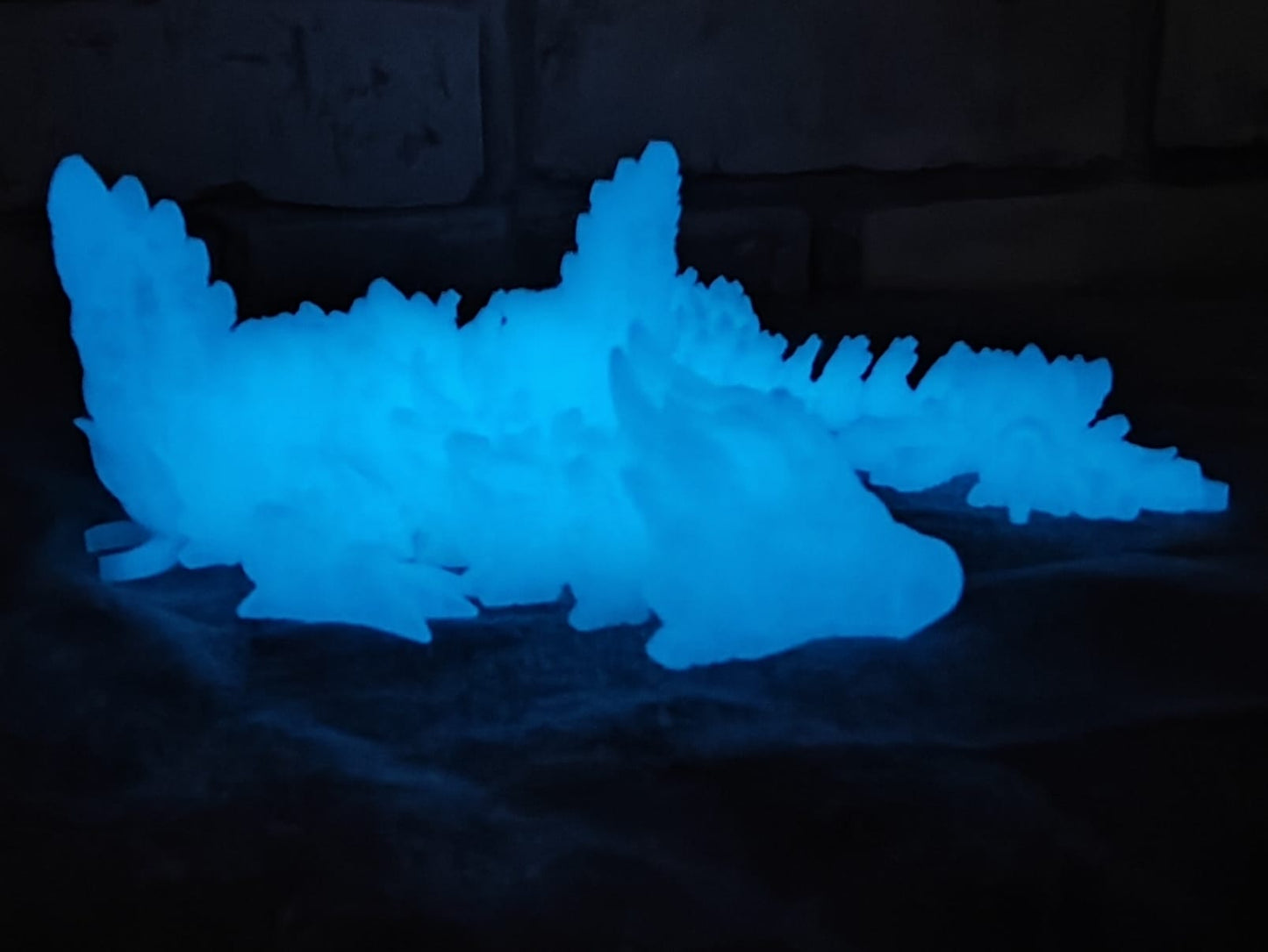 Art 0157 Flexi Mondflügel Drache | 3D-gedruckter beweglicher Drache | ca. 42 cm lang | PLA Nachtsleuchtend blau Deko & Geschenk für Fantasy-Fans Art 0157