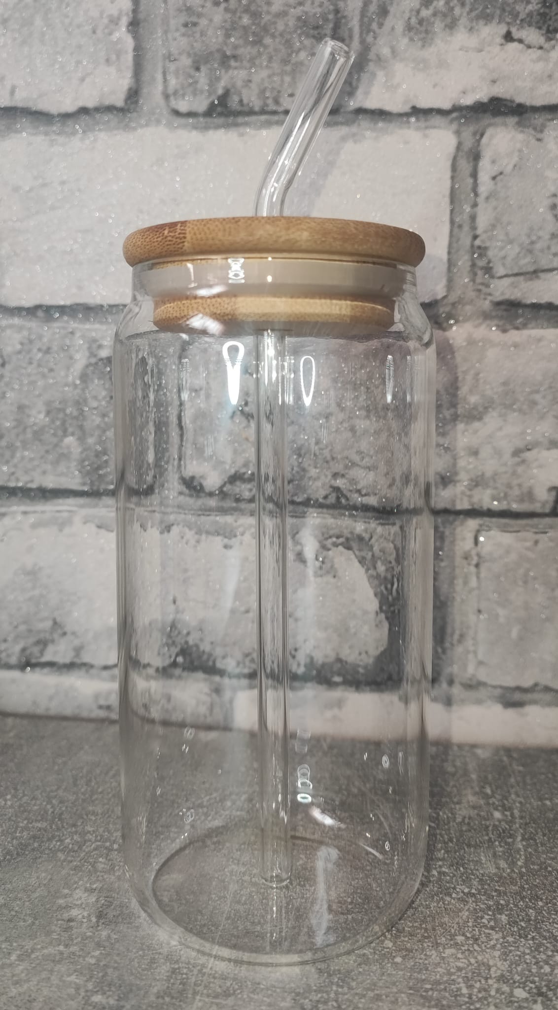Farbiger Glas Becher mit Strohhalm aus Glas und UV Dtf Aufkleber - Deckel Bambus