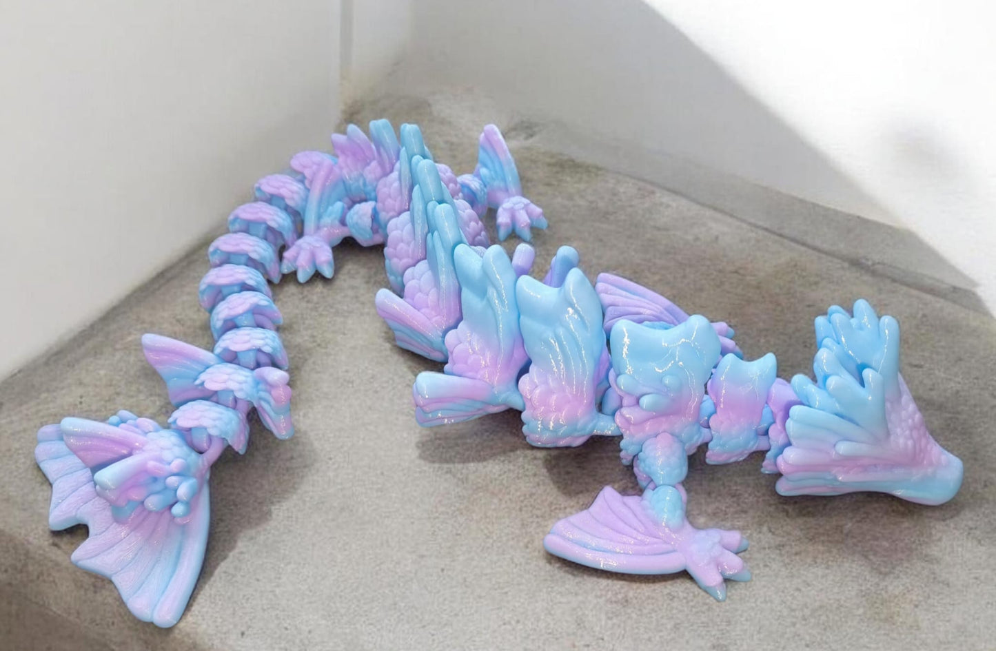 Flexi Koi Drache | 3D-gedruckt| ca. 60cm lang | PETG Farbverlauf Flieder Hellblau Deko & Geschenk für Fantasy-Fans Art 0389