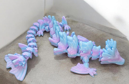Flexi Koi Drache | 3D-gedruckt| ca. 60cm lang | PETG Farbverlauf Flieder Hellblau Deko & Geschenk für Fantasy-Fans Art 0389