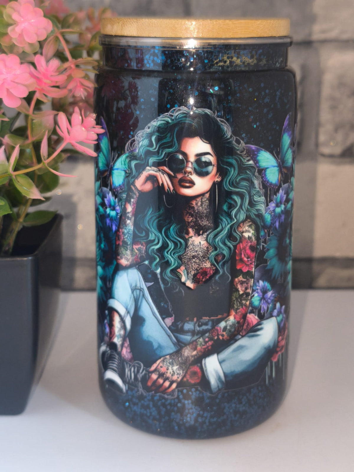 Glitzer Becher mit UV Dtf Aufkleber inkl Strohhalm Kunststoff - Blau schwarz Frau
