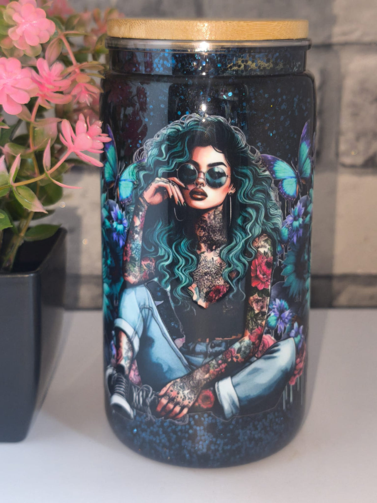 Glitzer Becher mit UV Dtf Aufkleber inkl Strohhalm Kunststoff - Blau schwarz Frau