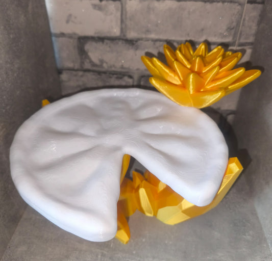 XL Seerosenblatt getragen von Kristallen mit Seerose| 3D-gedruckt| ca. 22*30 cm | PLA Silk gold Art Nr 0405