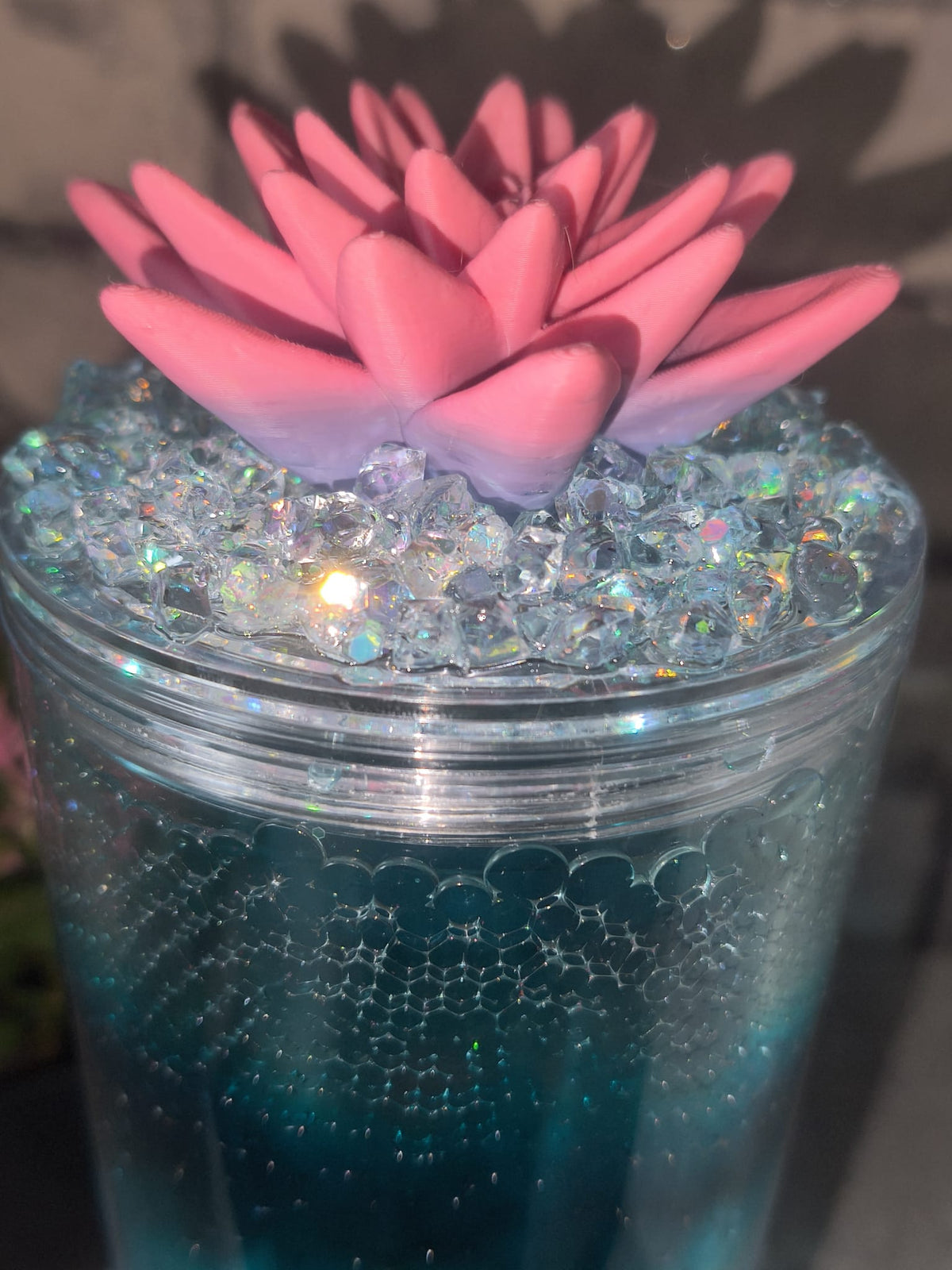 Großer Becher mit Wasserperlen blau inkl Strohhalm Kunststoff - mit 3D gedruckter Seerose