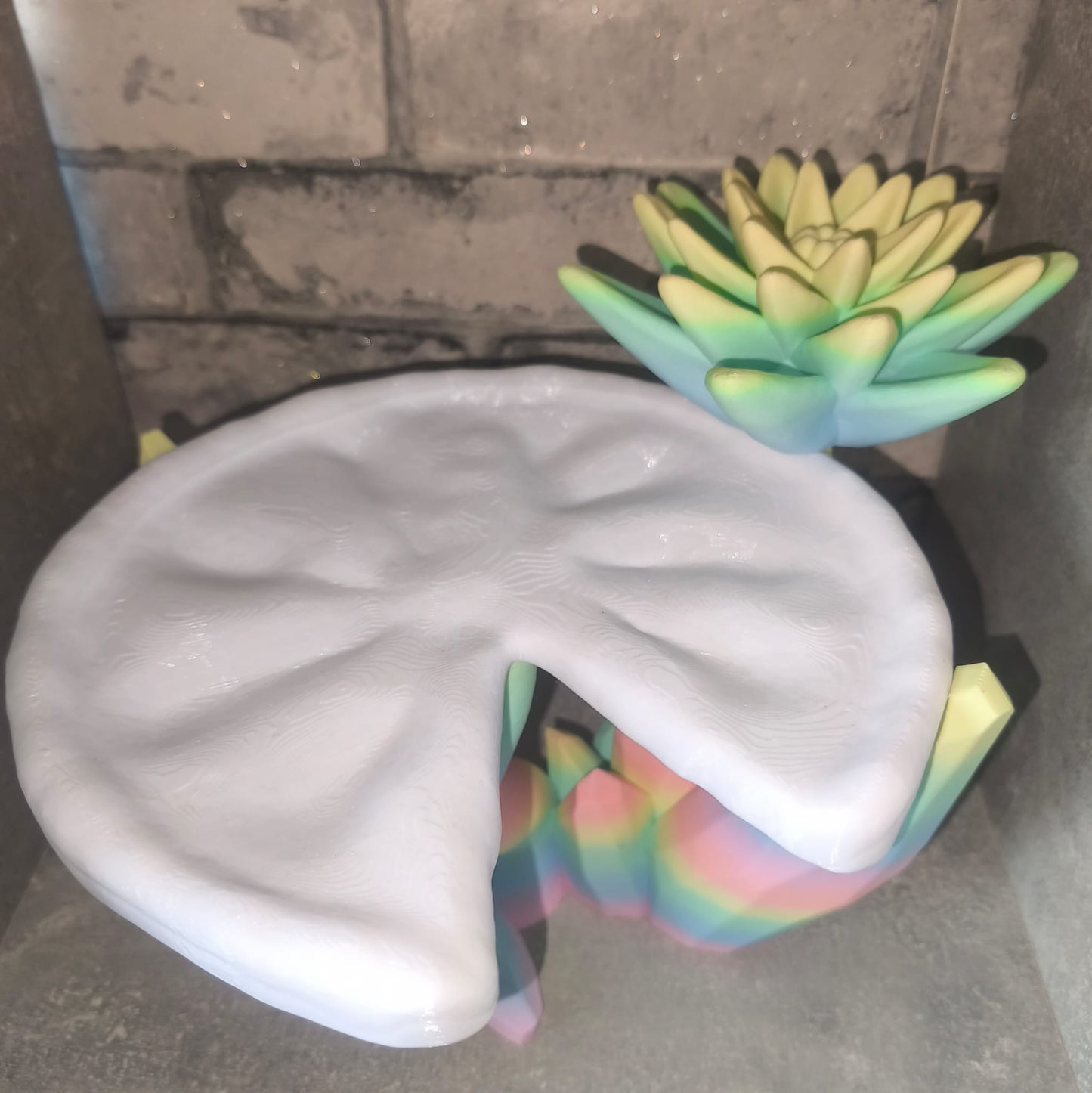 XL Seerosenblatt getragen von Kristallen mit Seerose| 3D-gedruckt| ca. 22*30 cm | PLA matt Farbverlauf Art Nr 0406
